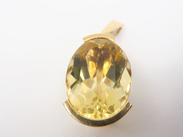 Pendentif en or et topaze facetée. Poids. 11,30 g