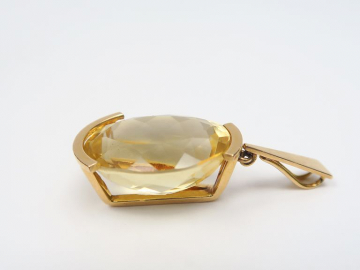 Pendentif en or et topaze facetée. Poids. 11,30 g