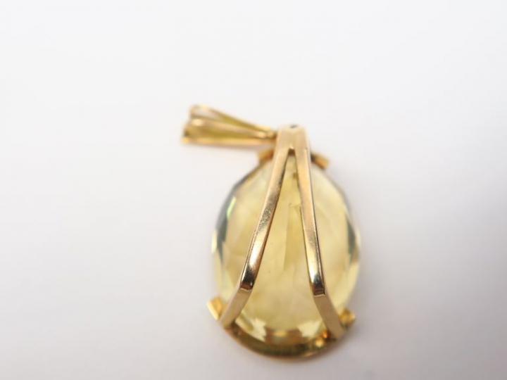 Pendentif en or et topaze facetée. Poids. 11,30 g