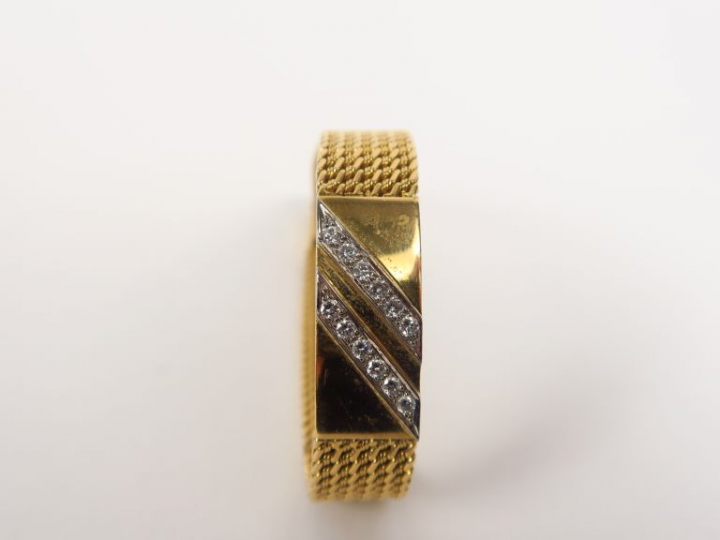 Bracelet souple en or jaune et deux lignes de brillants. Poids. 30 g