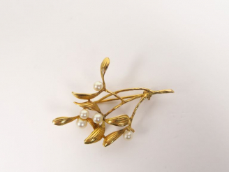 Vente aux enchères Broche de style Art Nouveau en or et perles en forme de branche de gui