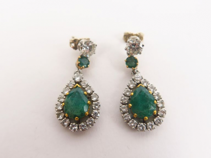 Paire de perces oreilles en or blanc, émeraude et diamants en forme de