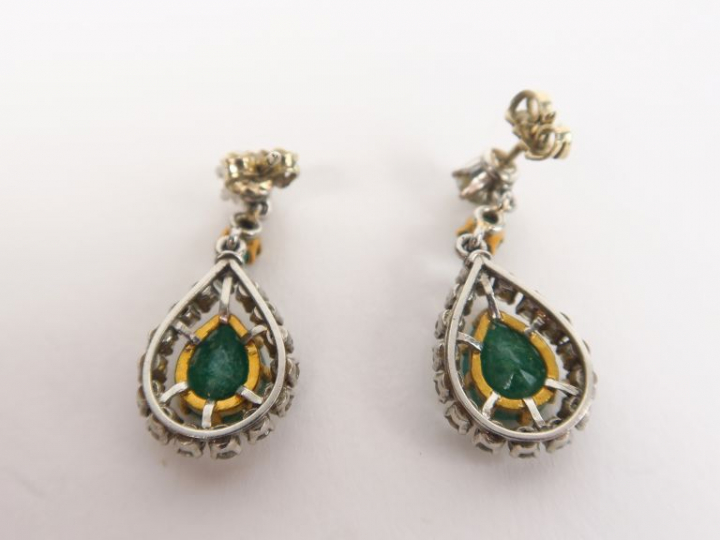 Paire de perces oreilles en or blanc, émeraude et diamants en forme de