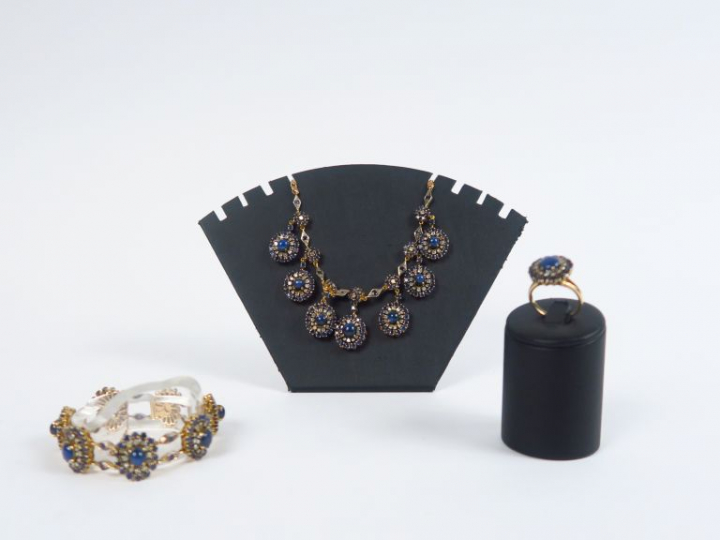 Parure en or jaune, saphirs et diamants comprenant :  - un collier Poi