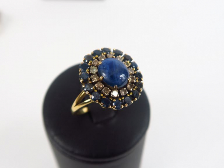 Parure en or jaune, saphirs et diamants comprenant :  - un collier Poi