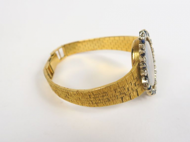 Montre de dame, boitier et bracelet en or jaune 18k.  Cadran entouré d