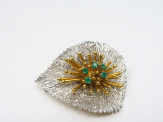 Vente aux enchères Broche en or deux tons, en forme de feuille rehaussée de cinq petites 