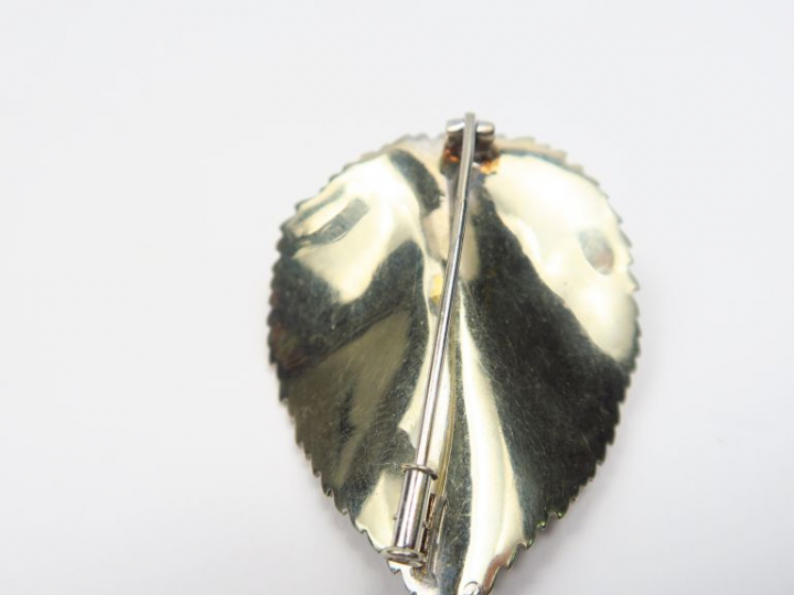 Broche en or deux tons, en forme de feuille rehaussée de cinq petites 