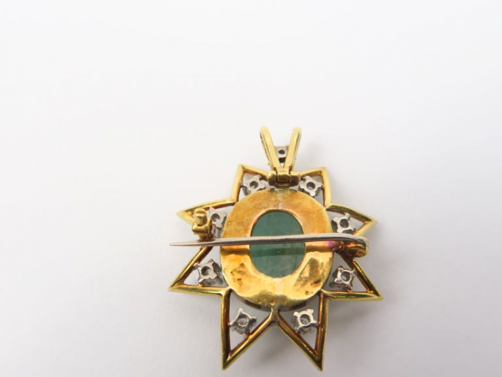 Broche en or en forme d'étoile ornée de huit diamants entourant une ém