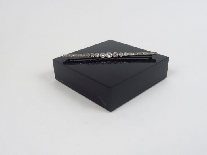 Broche barrette en or et platine, ornée d'un brillant central de 0,50 