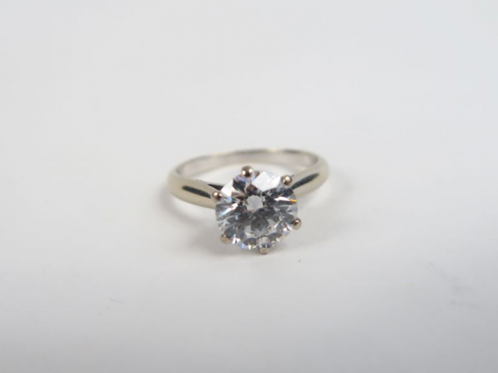 Bague solitaire en or blanc, ornée d'un diamant de 1,50 ct, DSI2  Cert