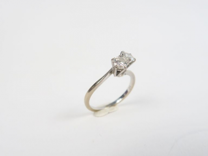 Bague ornée de deux brillants de 0,40 cts environ chacun. Poids. 2 g