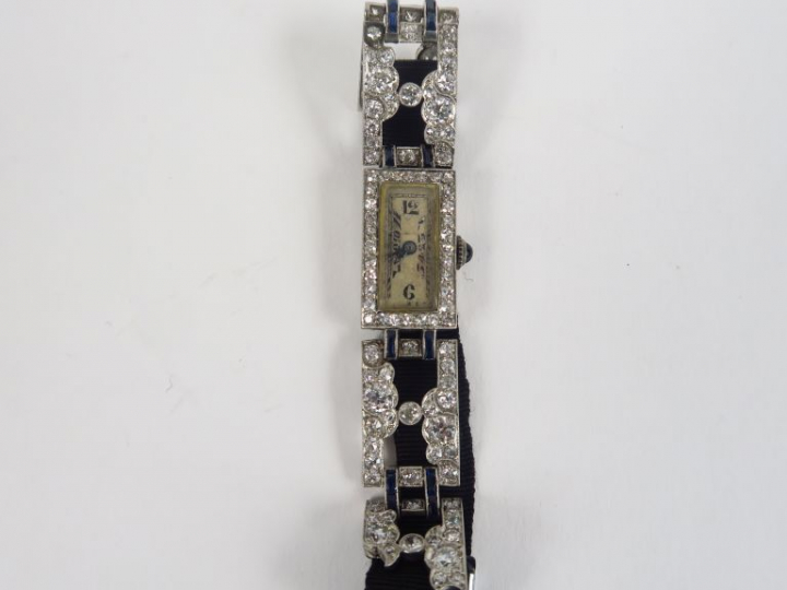 Montre de dame demi bracelet et entourage du cadran en brillants et sa