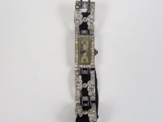 Vente aux enchères Montre de dame demi bracelet et entourage du cadran en brillants et sa