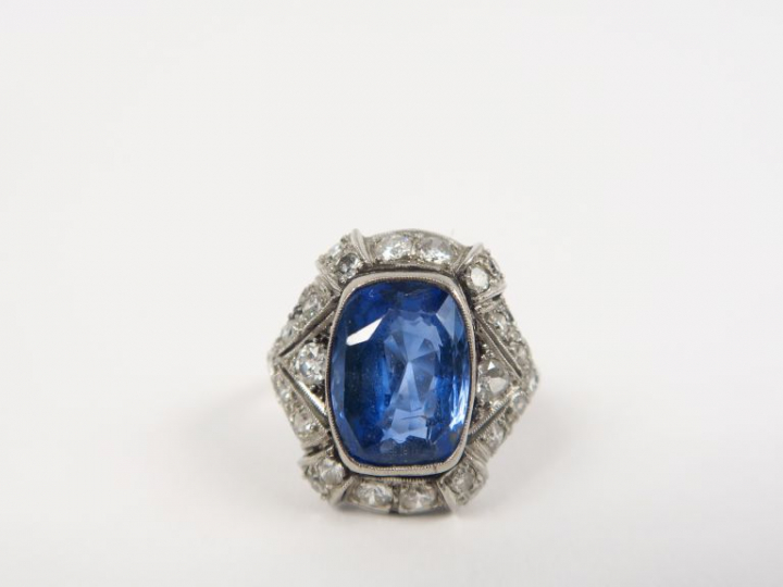 Bague Art déco en or blanc, ornée d'un saphir entouré de brillants.  P