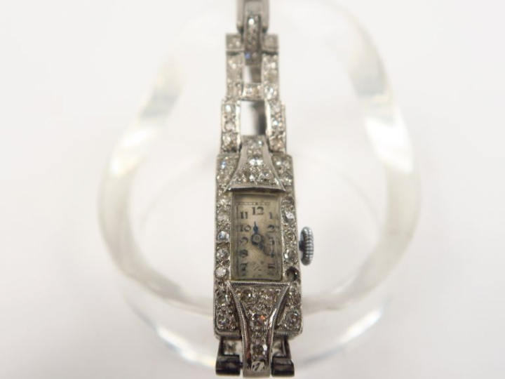 Montre de dame Art déco en platine sertie de diamants taille 8.8. Poid