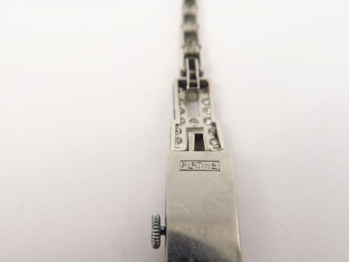 Montre de dame Art déco en platine sertie de diamants taille 8.8. Poid
