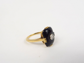Vente aux enchères Bague Napoléon III en or jaune plateau d'onyx, sertie d'un diamant. Po