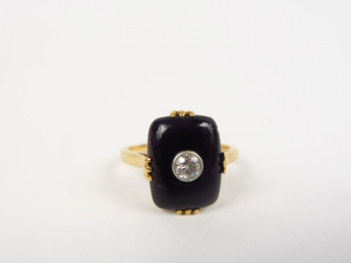 Bague Napoléon III en or jaune plateau d'onyx, sertie d'un diamant. Po
