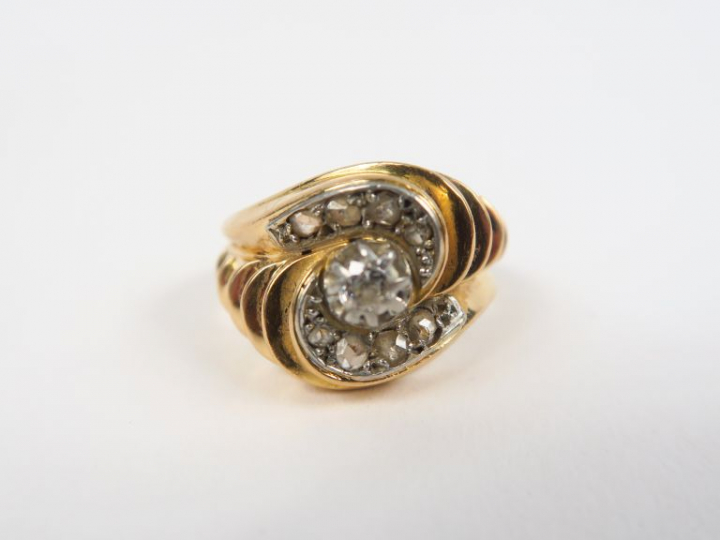 Bague en or jaune torsadée, diamant central entouré de roses. Poids : 