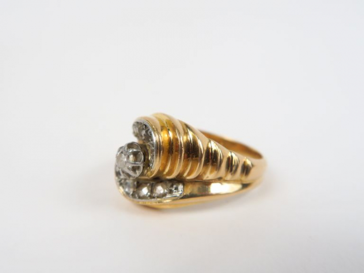 Bague en or jaune torsadée, diamant central entouré de roses. Poids : 