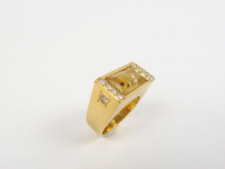 Vente aux enchères Bague 1940 en or jaune, ornée d'une pierre de couleur et de petits bri