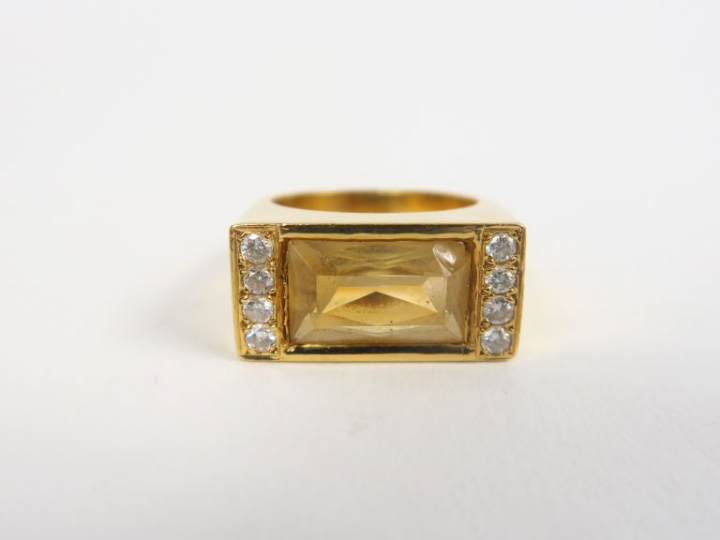 Bague 1940 en or jaune, ornée d'une pierre de couleur et de petits bri