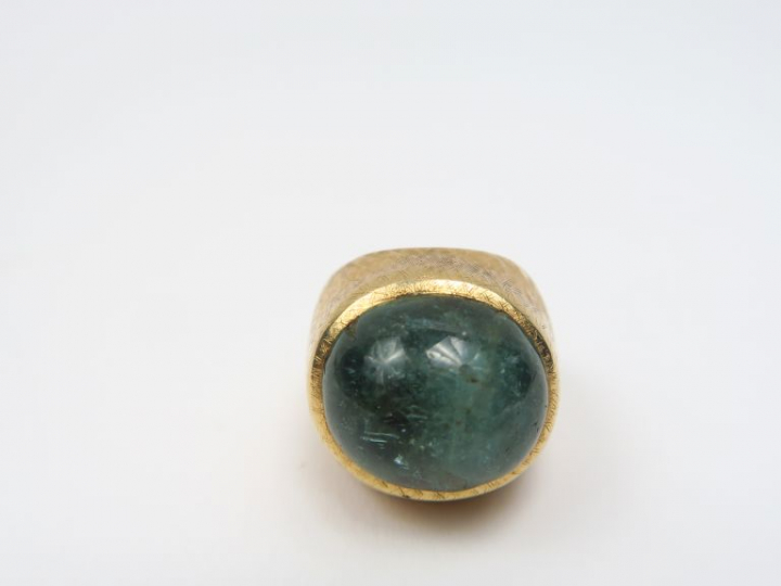 Bague dôme en or jaune, ornée d'une émeraude en cabochon. Poids tel. 1
