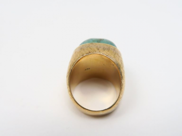 Bague dôme en or jaune, ornée d'une émeraude en cabochon. Poids tel. 1