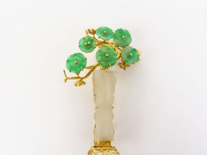 Broche en jade et jadéite en forme de panier de fleurs,  monture métal