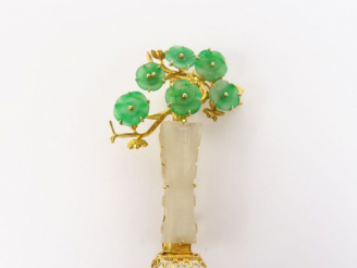 Vente aux enchères Broche en jade et jadéite en forme de panier de fleurs,  monture métal