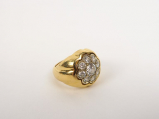 Vente aux enchères Bague chevalière marguerite en or jaune, ornée d'un diamant central en