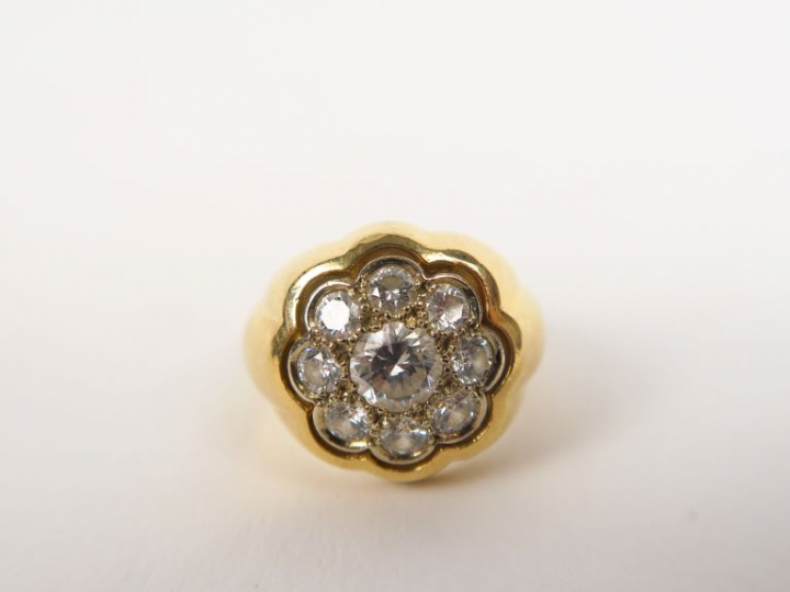 Bague chevalière marguerite en or jaune, ornée d'un diamant central en