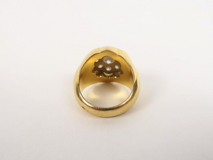 Bague chevalière marguerite en or jaune, ornée d'un diamant central en