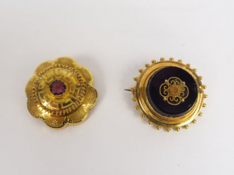 Vente aux enchères Deux différentes broches en or jaune ornées pour l'une d'une pierre de