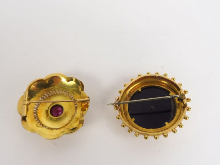 Deux différentes broches en or jaune ornées pour l'une d'une pierre de