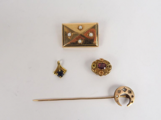 Vente aux enchères Lot comprenant une broche, deux différents pendentifs et une épingle à