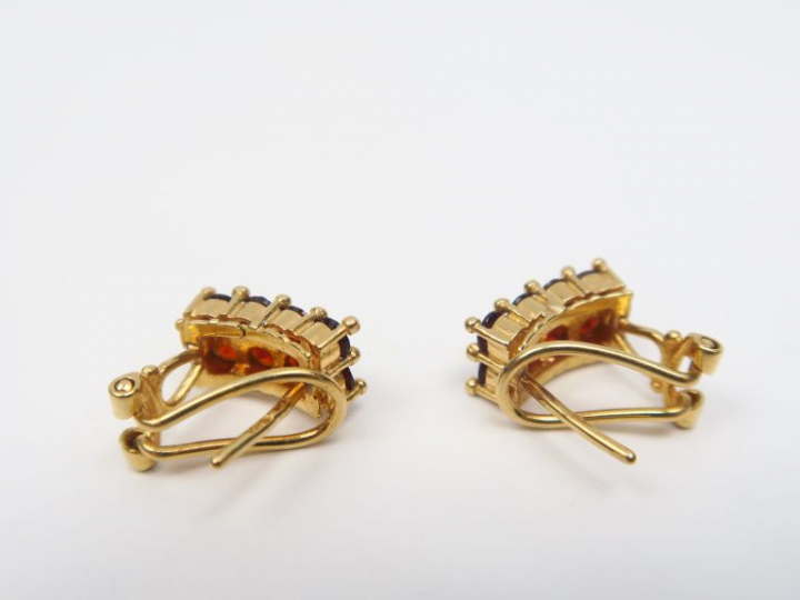 Paire de boucles d'oreilles en or et huit grenats calibrés. Poids tel.