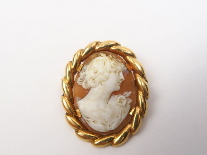 Broche camée pierre dure, à décor de profil de jeune homme. Monture en