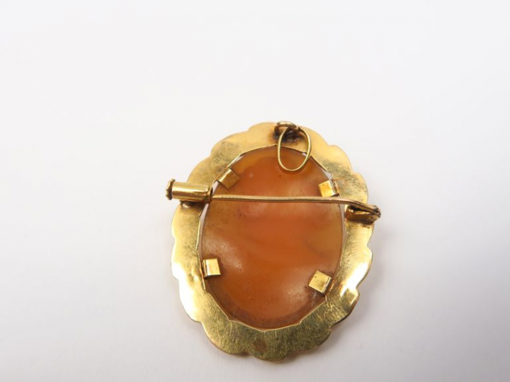 Broche camée pierre dure, à décor de profil de jeune homme. Monture en