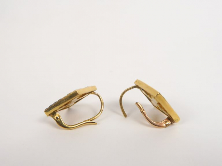 Paire de boucles d'oreilles de style Art déco en or jaune et saphirs c