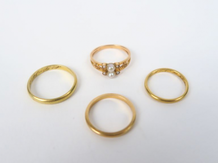 Trois alliances en or et une bague en or et perles.  Poids. 8 g