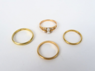 Vente aux enchères Trois alliances en or et une bague en or et perles.  Poids. 8 g