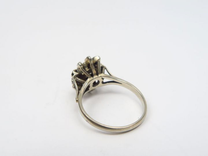 Bague marguerite, monture or blanc, ornée d'une pierre entourée de ros