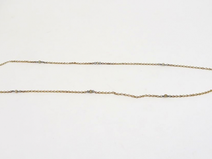 Collier en or jaune et perles. Poids tel. 7,97 g