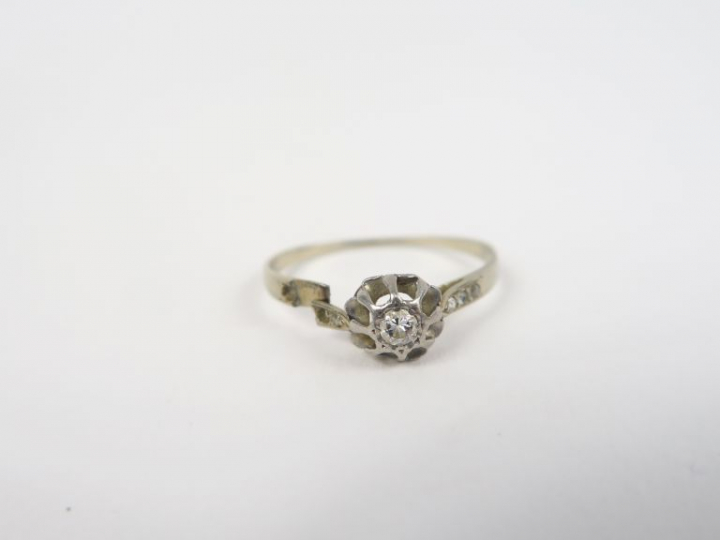 Bague en or ornée d'un petit brillant. Poids tel. 1,37 g (accident)
