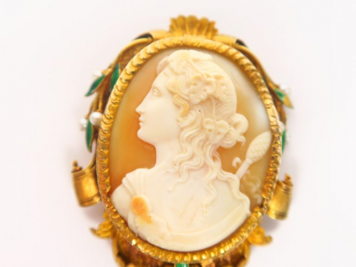 Camée Napoléon III figurant un profil de jeune femme. Monture en pompo