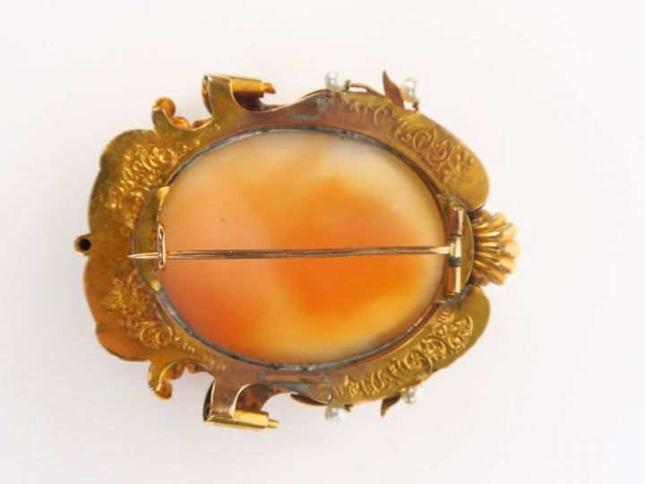 Camée Napoléon III figurant un profil de jeune femme. Monture en pompo