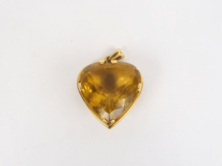 Pendentif en forme de cœur orné d'une citrine.  Monture or jaune. Poid