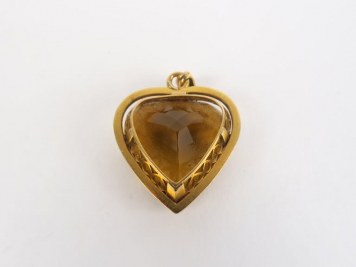 Pendentif en forme de cœur orné d'une citrine.  Monture or jaune. Poid